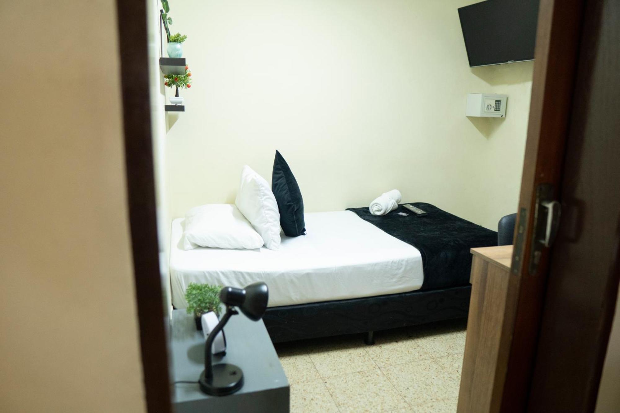 Buntes House-Casa Hotel Laureles-Estadio Меделин Екстериор снимка