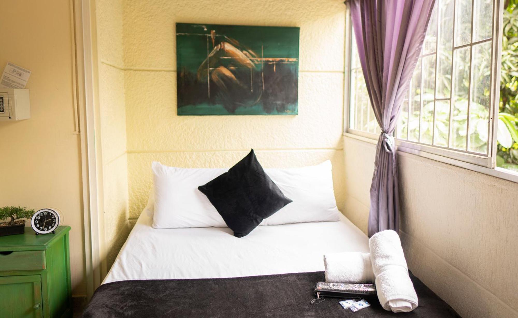 Buntes House-Casa Hotel Laureles-Estadio Меделин Екстериор снимка
