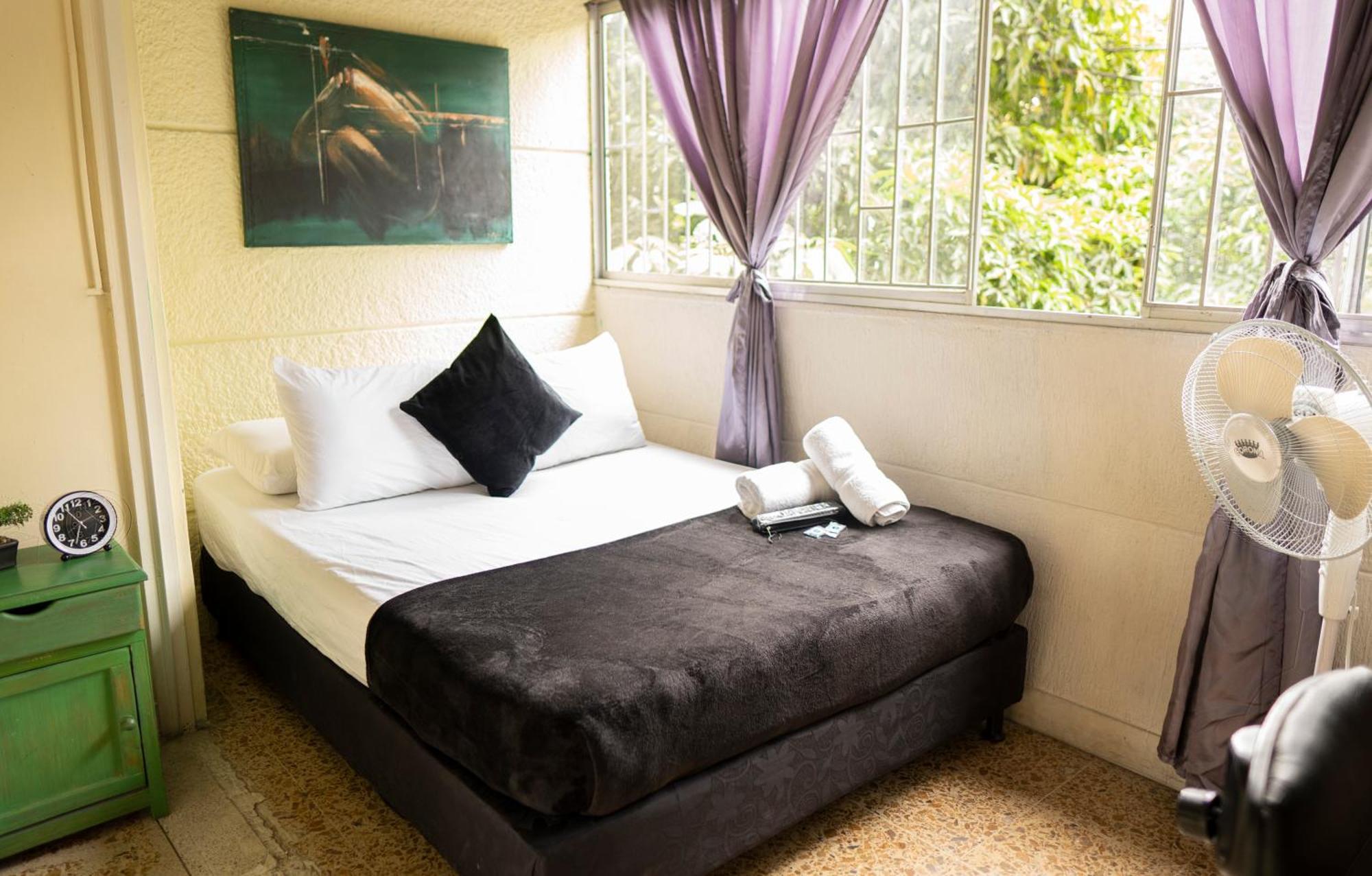 Buntes House-Casa Hotel Laureles-Estadio Меделин Екстериор снимка